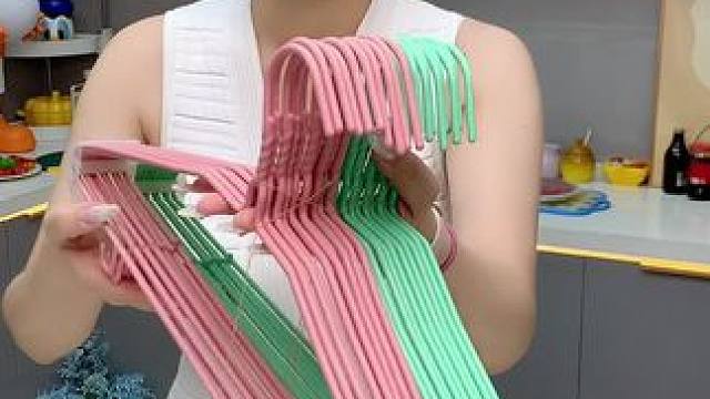 9块99到手20支大号加粗晾衣架!衣架的直径有45厘米 真的是巨巨巨划算!关键还很厚实 用来挂大衣 