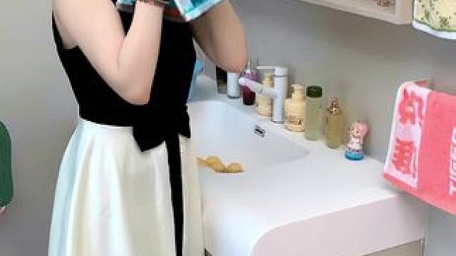 #可伸缩毛巾架  收纳毛巾不占空间，还是个#可伸缩拖鞋架  拖鞋上墙不积水，卫生间干净整洁多了#免打