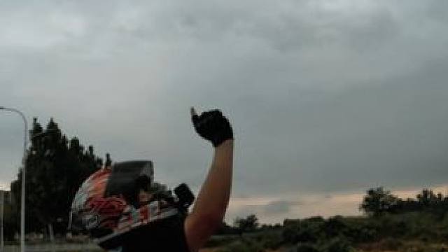 “我们都是追求自由的人 活着不就为了几个瞬间”#机车 #赛800