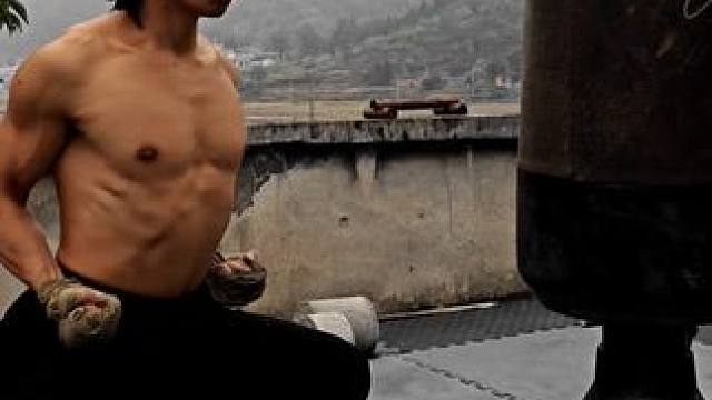 年轻时想要拥有一身肌肉一身功夫，想进影视圈做武行但对我们这些草根的人来说只是一个梦的事，现在有手机自