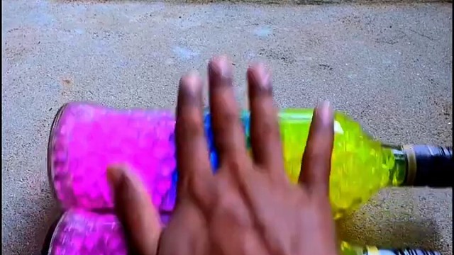 楼梯滚瓶子爆破解压时刻