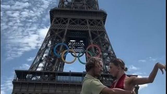 #巴黎奥运会少不了浪漫 
悬挂有巨型五环的埃菲尔铁塔成为必打卡之地，拉丁舞者在铁塔下翩翩起舞。#奥运