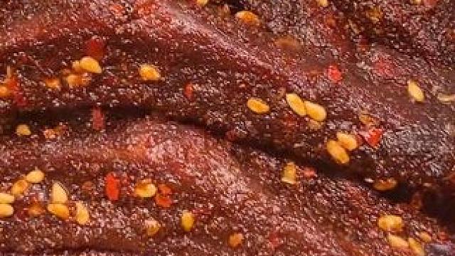 这个爆辣鸭翅尖真的太上头了，先卤后烤肉质特别紧实，又香又辣特别过瘾#好吃到停不下来  #零食推荐  