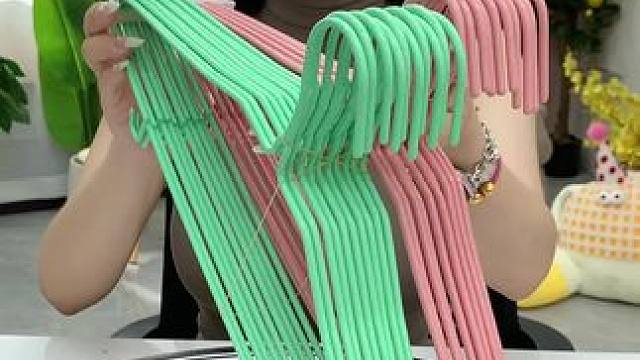 9块99到手20支大号加粗晾衣架!衣架的直径有45厘米 真的是巨巨巨划算!关键还很厚实 用来挂大衣 