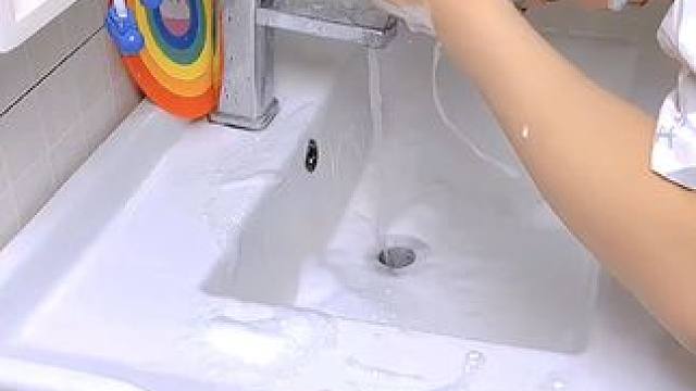 给家里装上这个#免打孔花洒支架  想贴哪里贴哪里，用起来特别方便！#花洒支架 #实用好物  #卫生间