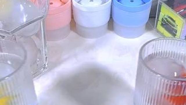 夏天喝冰镇饮料还是这种大冰球得劲，有了这个冰球模具，在家就可以做了#自制冰球的做法  #冰格模具  