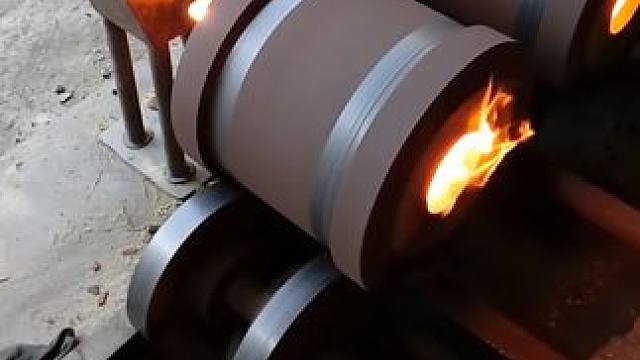 离心铸造是什么？将钢水放进滚筒里甩一甩，画面难得一见 #涨知识 #科普一下 #铸造 #机械 #科学高