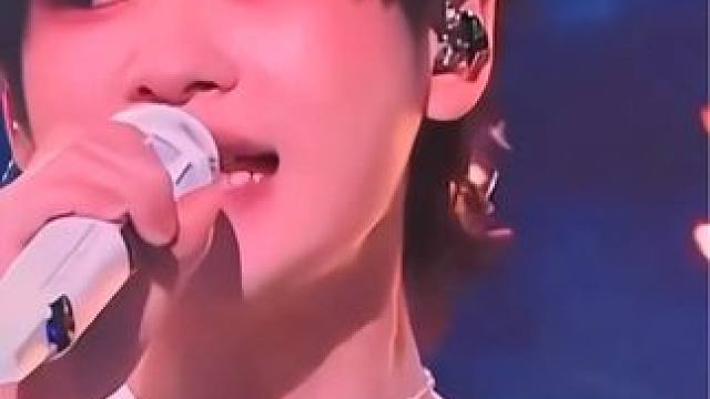 唱得太走心太动人了 #周震南 #闪光的夏天 #现场live #周震南闪光的夏天 #思念是一种病