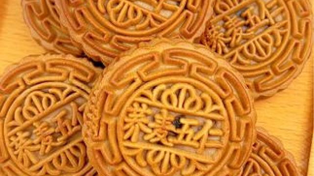 马上中秋了，提前替你们试试荞麦五仁月饼是什么味道？#月饼 #中秋月饼 #五仁月饼 #你爱吃什么月饼 