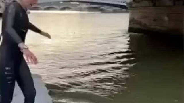 【】据今日俄罗斯，日前，法国体育部长乌迪亚-卡斯特拉跳入塞纳河游泳，以此证明河水水质达标。今年4月，