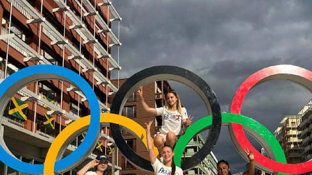 法国乒乓球选手夏洛特·卢茨更新社媒，晒出全队入住奥运村的vlog男子单打：勒布伦兄弟女子单打：帕瓦德