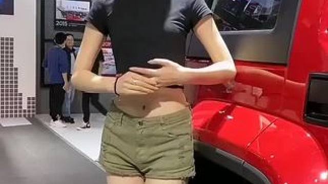 #模特美女 #邻家女孩 #车模 #全网笑容最治愈女孩 #街拍美女