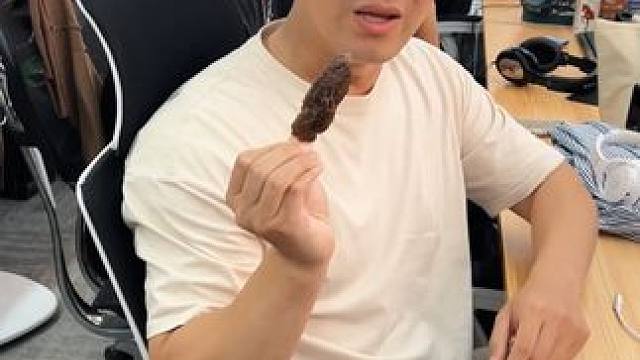 嘴闲的时候就吃#酱芒果 ，一根就能看完一集电视剧#零食推荐 #嘴馋