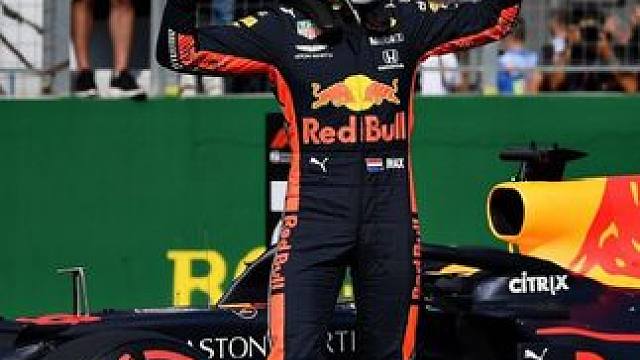 红牛与梅赛德斯在一号弯发生碰撞，别的不说，质量是真的好#f1 #方程式赛车 #维斯塔潘 #汉密尔顿 