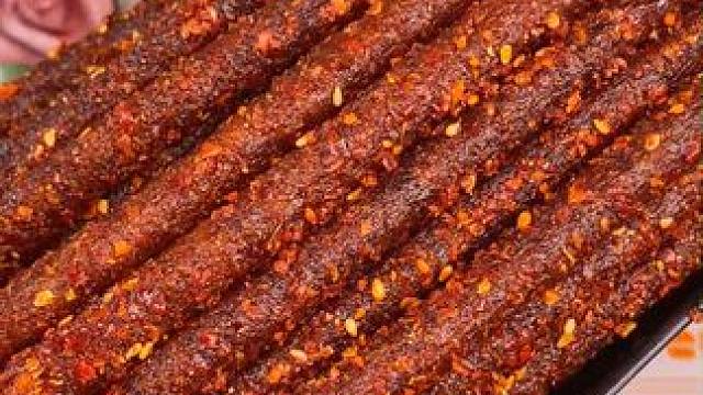 香香辣辣有嚼劲，滋滋冒油真的绝#好吃到停不下来 #无辣不欢 #辣条 #零食推荐 #妈呀太香了