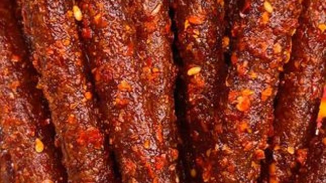 麻麻辣辣超级香，和小时候吃的味道一模一样#好吃到停不下来 #辣条 #零食推荐 #嘎嘎好吃 #解馋