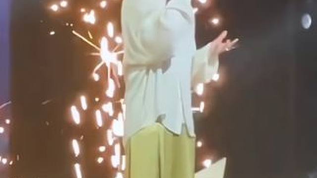 很难说更喜欢清唱版还是乐队版，都绝了 #周震南 #周震南音乐节 #现场live #周震南闪光的夏天 