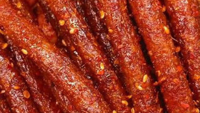 吃辣星人看过来，就是这个魔鬼辣条，吃起来爆辣过瘾，纯辣不带一点甜味，5包加起来足足一斤多重，简直太过