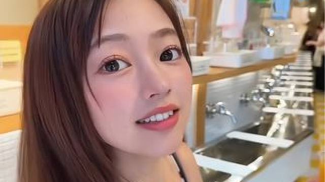 #你站在聚光灯的舞台 #日本女生 #男友视角 #看好别眨眼 #和我对视会脸红吗 你以为这是橙汁吗？其