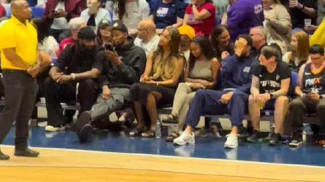 迷妹很腼腆 紧张的扣手了都毕竟和偶像坐一块了