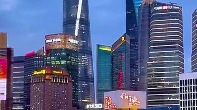 人间烟火最扶人心，上有天堂，下有苏杭，唯有上海灯火辉煌。
十里洋场烟花地，风云际会上海滩，百年外滩成