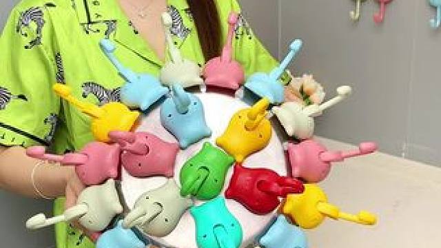 这个按压式小猫挂钩，性价比真的是绝了，真空吸附的#免打孔 ，承重力也嘎嘎好， 还可以随便换位置，不留