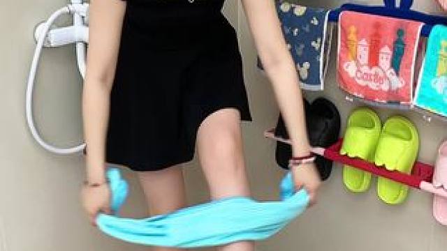 #可伸缩毛巾架  收纳毛巾不占空间，还是个#可伸缩拖鞋架  拖鞋上墙不积水，卫生间干净整洁多了#免打