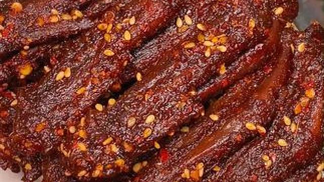 卤的特别入味，鲜嫩多汁的鸭翅尖，又辣又过瘾，边啃边追剧也太香了吧！#好吃到停不下来 #零食推荐 #追