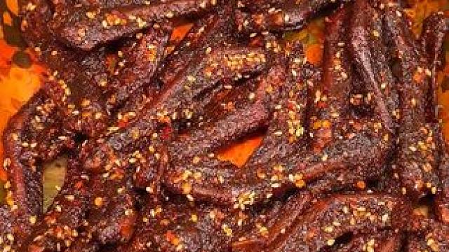 卤的特别入味，鲜嫩多汁的鸭翅尖，又辣又过瘾，边啃边追剧也太香了吧！#追剧小零食 #零食推荐 #好吃到