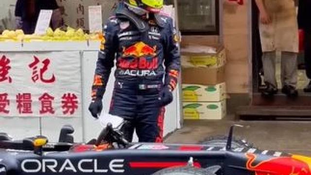 佩大师惨遭贴罚单 佩大师香港吃早点被贴罚单，哈哈哈哈哈～太抽象了，这个感觉比潘子开RB20送外卖还要