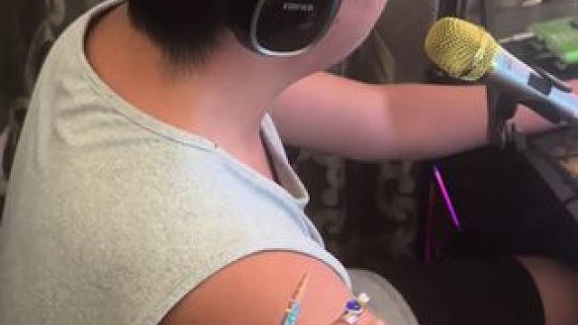 弹幕说：嫂子你能挠下桶哥胳肢窝吗