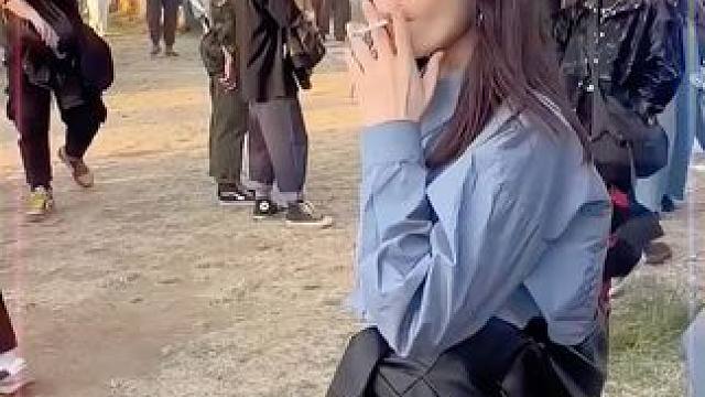 带盖子防烟飞灰创意烟灰缸家用客厅轻奢办公室家用防飞灰玻璃烟盅#防飞灰烟灰缸  #精致  #烟灰缸