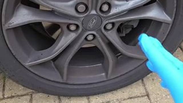 刹车产生的铁粉会吸附在轮毂上，要及时清理，不然会氧化轮毂 #汽车好物 #清洗轮毂