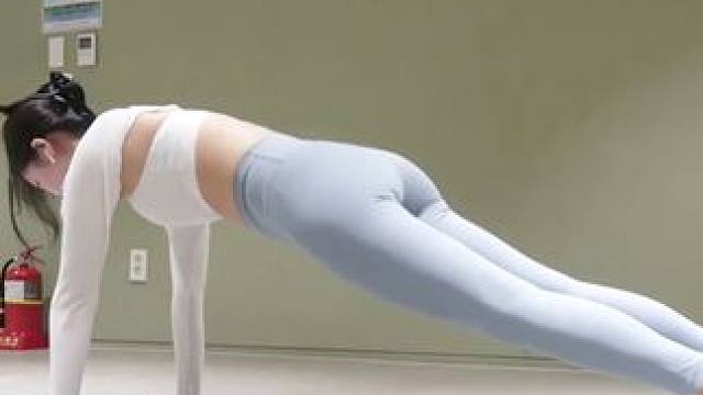 标准俯卧撑，腿型还不错对不对！ #瑜伽 #瑜伽裤 #翘臀