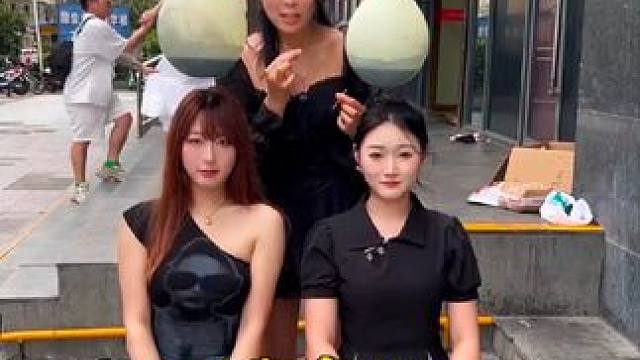 闺蜜默契挑战之闺蜜秒变敌密#街头采访 #闺蜜 #默契挑战 #搞笑 #万万没想到