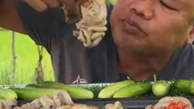 老马的花花肠来上一挂，看的让人直流口水 #咀嚼音 #花肠头 #咀嚼音解压 #太好吃了 #我要上热门