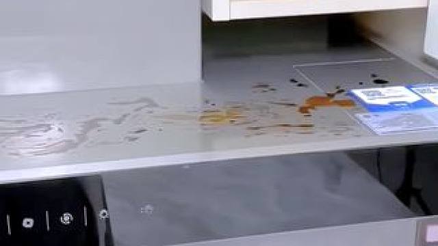 家里厨房油烟机顶部油污重难清理，推荐这款#油烟机顶部吸油棉 。大小可裁剪，铺上它吸油又防尘，一片可用