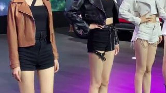 #模特美女 #笑容最治愈的女孩 #街拍美女 #车模 #邻家女孩