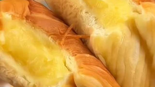 又回购了盐津铺子手撕面包，湿润绵软还不甜腻，早餐搭配一杯牛奶大人孩子都爱吃，好吃又方便#面包#手撕面