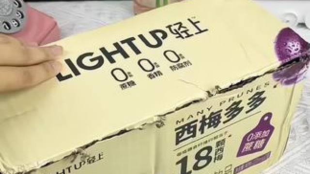 #dou上热门轻上又出一款新品啦还是还是西梅多多酸奶，口感顺滑很难不爱呀，一杯西梅酸奶的膳食纤维相当