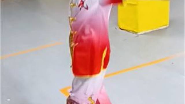 幼儿园的小学员开始学规定拳了