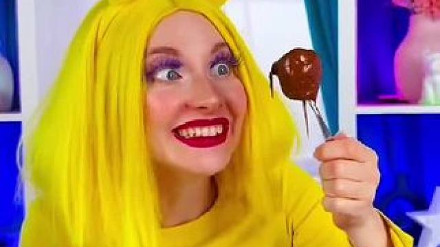 巧克力酱的奇葩吃法，美女简直太会吃了！ #看一遍笑一遍 #意想不到的结局 #万万没想到 #哈哈哈皮一