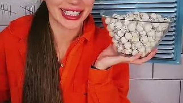 美女偷吃保安小圆球糖，这手法简直太牛了！ #看一遍笑一遍 #老外真会玩 #意想不到的结局 #哈哈哈皮