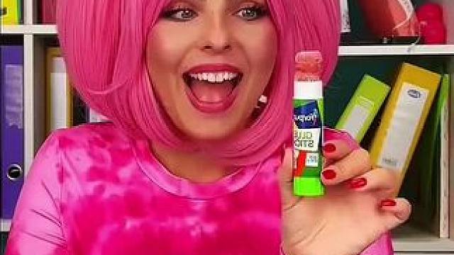 把软糖装进涂改盒里，这招数简直太牛了！ #看一遍笑一遍 #意想不到的结局 #老外真会玩儿 #哈哈哈皮