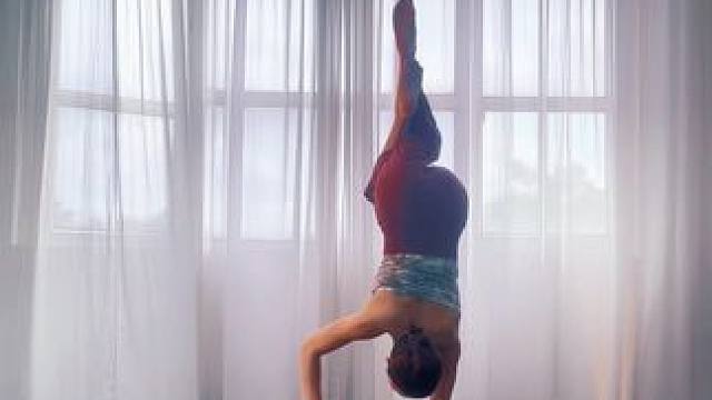 手倒立 不对称手倒立慢起#瑜伽 #瑜伽体式分享 #核心力量 #手倒立 #我的瑜伽生活