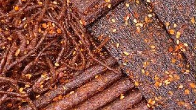 这是我们湖南的黑金辣条，整整4种款式，吃起来纯辣不带甜味，越吃越辣越辣越好吃！#辣条#童年记忆小零食