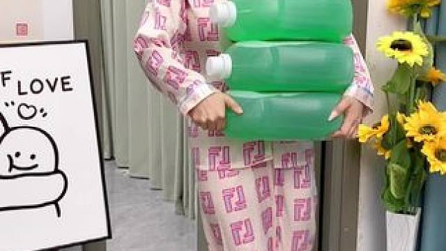 家里有小飞虫的一定试试这个拖地花露水。每次拖地前放一瓶盖，干净清香好闻#洗护好物  #拖地花露水