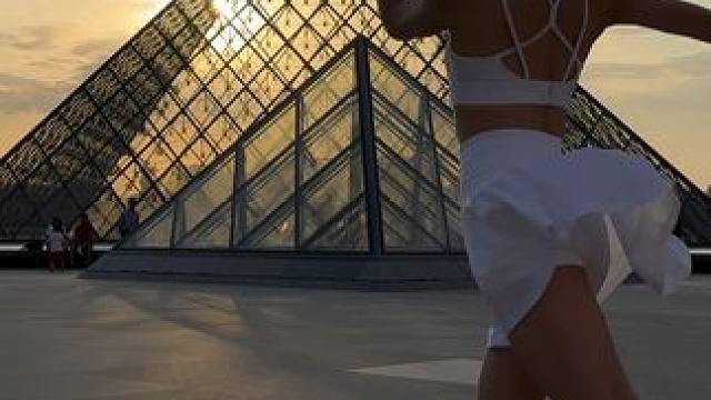 没有摄影师？卡卡教你这么拍！ 卢浮宫的日落太美了，没有摄影师的姑娘可以参考这个办法，拍摄的自然出片，