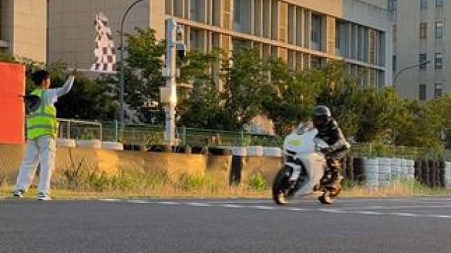 人生就是场体验，请尽兴点！
#封闭赛道请勿模仿 #金华机车 #磨膝 #机车摄影 #压弯