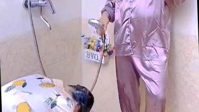 有了这款免打孔#花洒支架  想贴哪就贴哪，一家人用着也太方便了 #免打孔花洒支架  #自用好物分享 